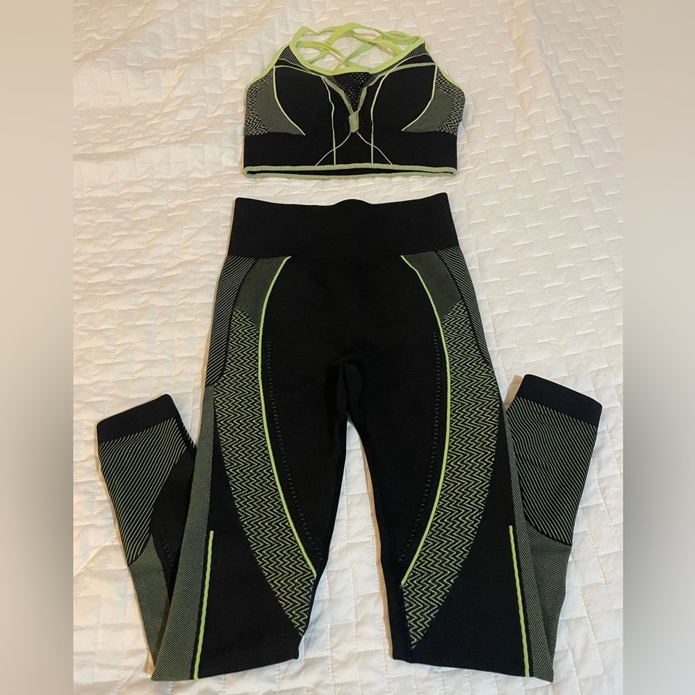 Stylish Black and Green Women's Leggings Set